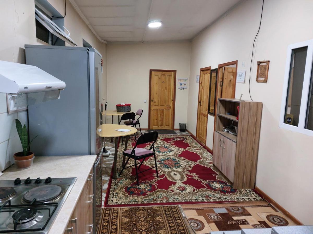 Konok Center Osh Hotell Eksteriør bilde