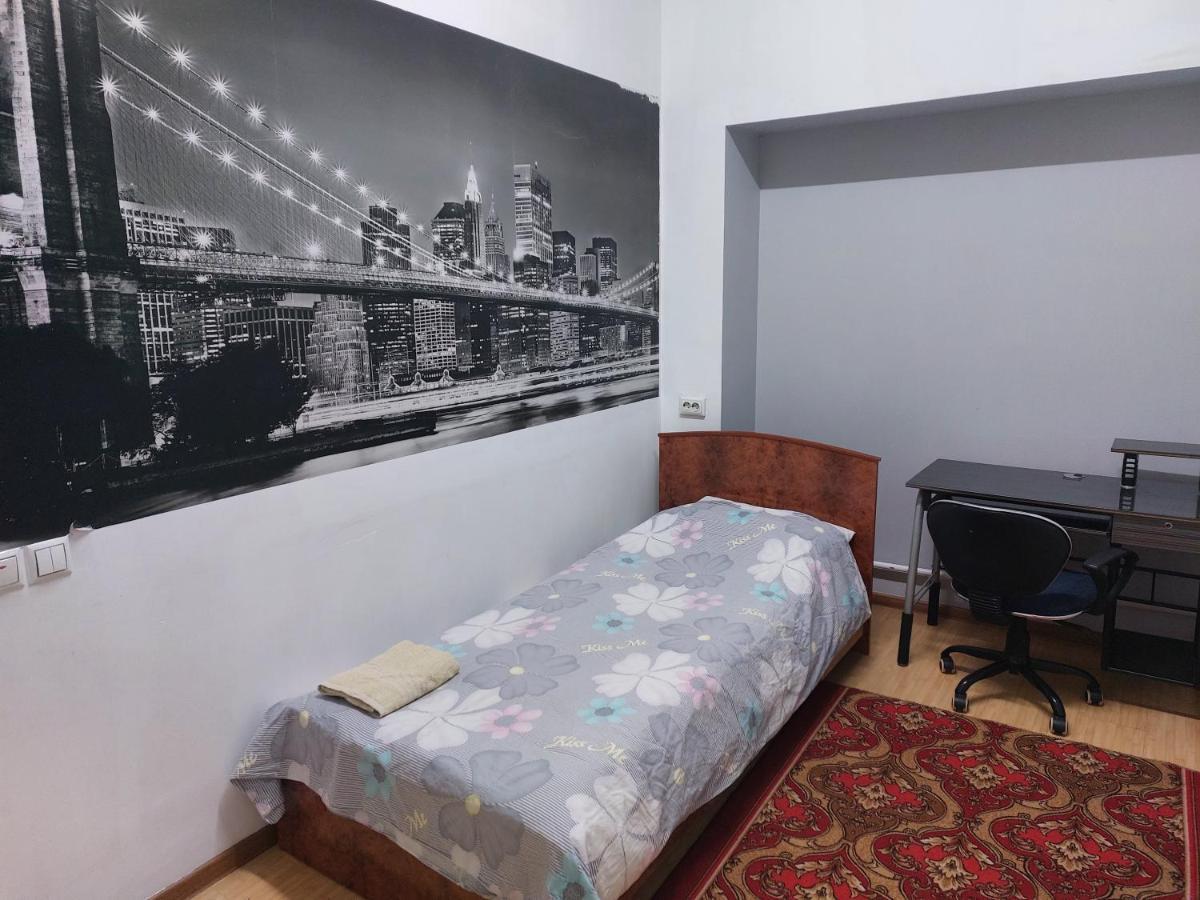 Konok Center Osh Hotell Eksteriør bilde